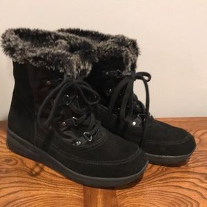 Water resistant winter boots with lace up front